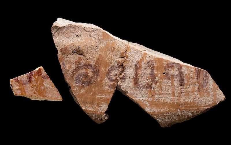 Ostrakon provenant de Khirbet al-Ra‘i, Xe siècle av. J.-C.; il mentionne le nom biblique de Jerubbal; encre sur céramique; découvert in loco en juillet 2021.